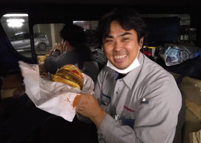 楽し気に食事をするスタッフ